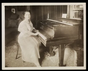 Miss Murray Louise Todd, 1915-6